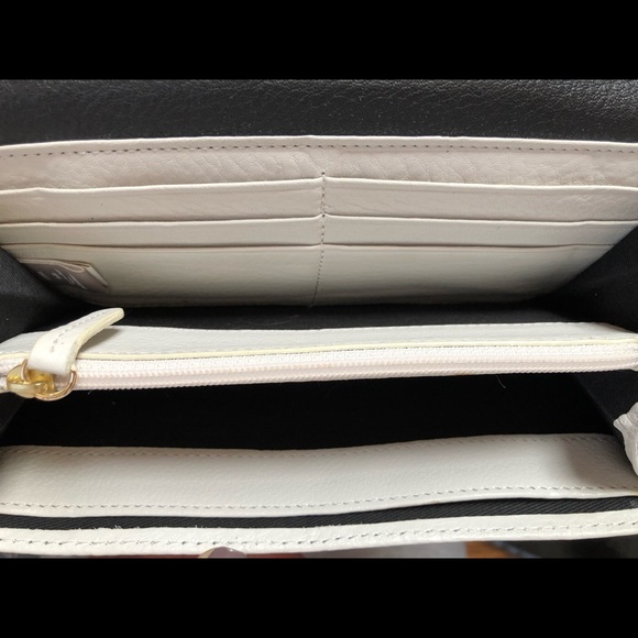 Banana Republic rectangle wallet - Picture 4 of 5